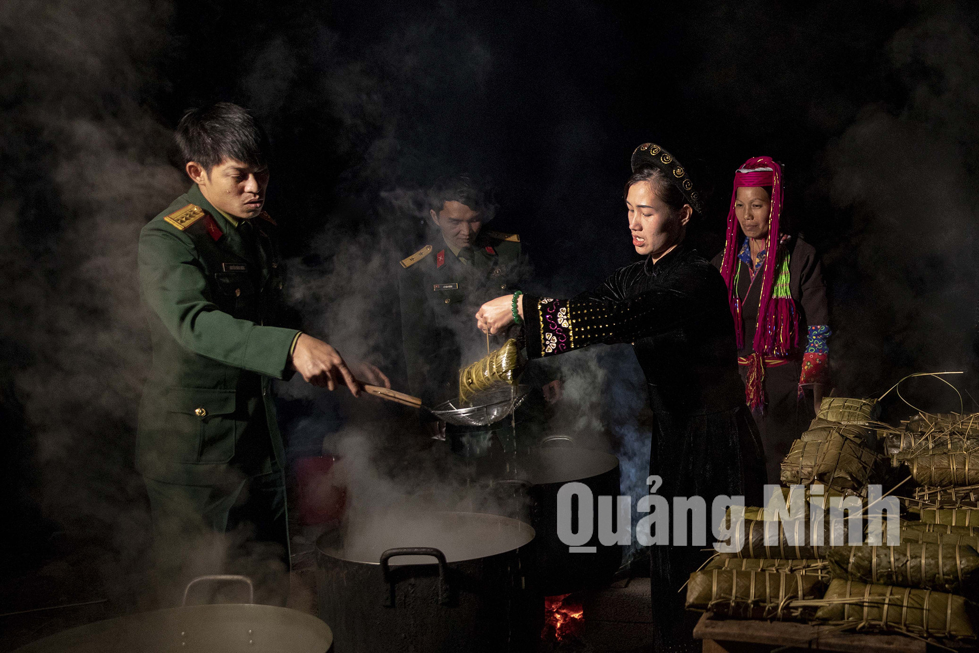 Cùng dân đón tết (1-2020). Ảnh: Dương Phượng Đại
