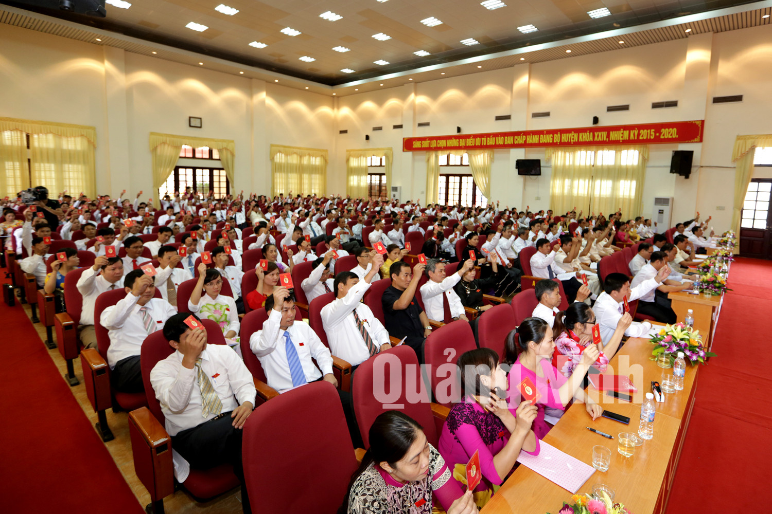 Các đại biểu biểu quyết thông qua Nghị quyết Đại hội