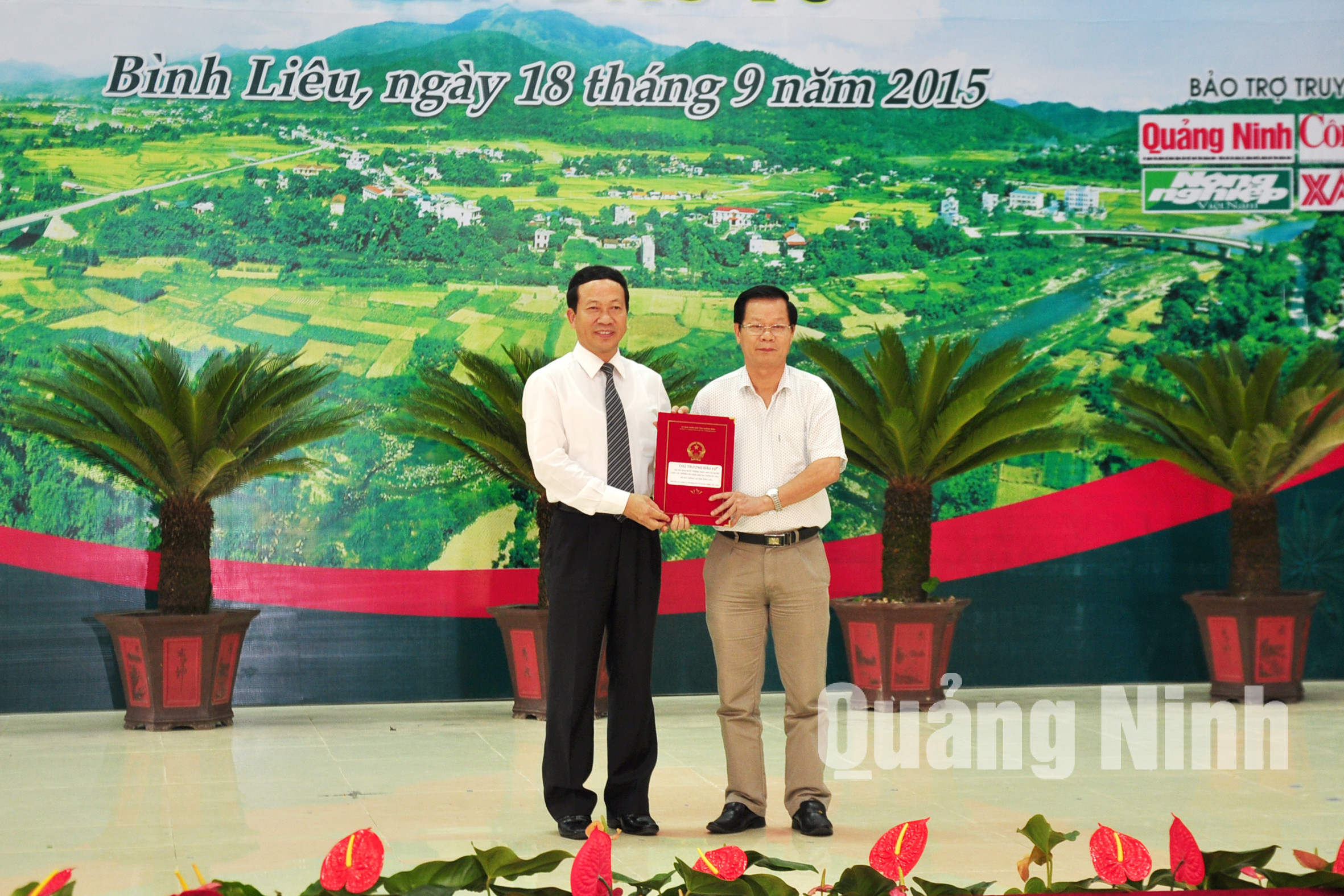 Phó Chủ tịch UBND tỉnh Nguyễn Văn Thành trao Quyết định đầu tư Dự án Khu nuôi trồng thủy sản cá nước lạnh và trồng cây hoa lan tại thôn Sú Cáu, xã Húc Động cho Công ty CP đầu tư và xây dựng Việt Long. của UBND tỉnh