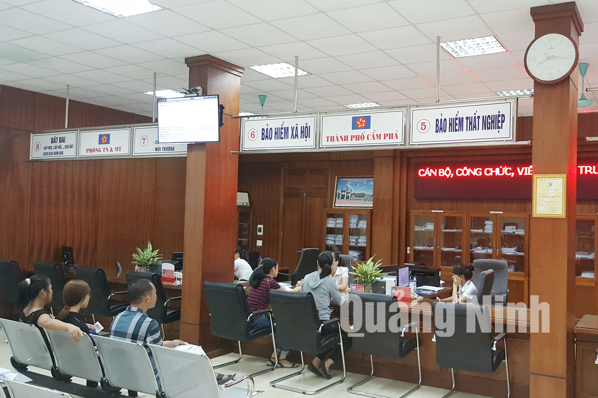 Người dân đến giải quyết TTHC tại Trung tâm HCC TP Cẩm Phả. Ảnh: Trung tâm HCC cung cấp