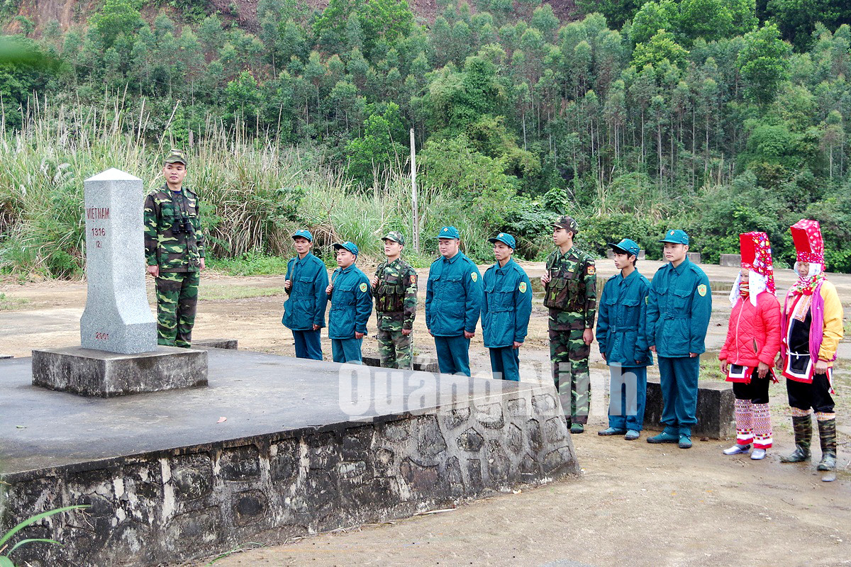 Lực lượng dân quân xã Hoành Mô (Bình Liêu) phối hợp với Đồn Biên phòng Hoành Mô tuần tra, kiểm soát đường biên, cột mốc trên địa bàn (3-2019). Ảnh: Minh Đức