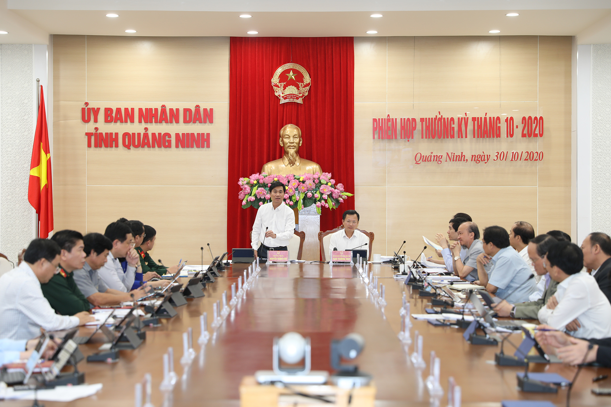 Quang cảnh cuộc họp.