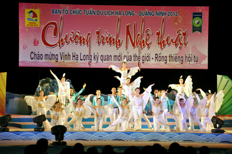 Tiết mục múa “Quảng Ninh biển vẫy gọi” do tốp múa Công ty Tuyển than Cửa Ông biểu diễn tại chương trình nghệ thuật tối 29-4 (Quảng trường Trung tâm Văn hoá Hạ Long).