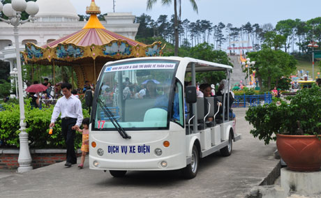 Trong khu du lịch có dịch vụ xe điện đưa đón khách.