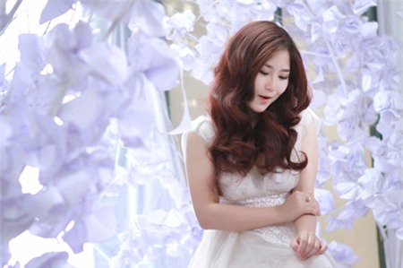 MV Ngại ngùng là sản phẩm âm nhạc chính thức đầu tiên của Hương Tràm sau khi rời The Voice