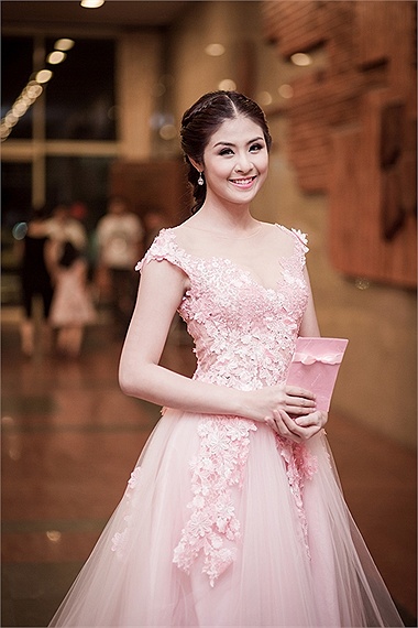  Ngọc Hân xuất hiện với tư cách MC cho chương trình 'Vào hạ - Inconcert'.