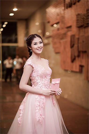 Hoa hậu gây sốt với làn da trắng sứ mới.