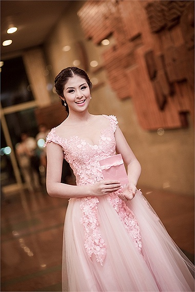Thay làn da nâu, Ngọc Hân đẹp rạng ngời hơn hẳn.