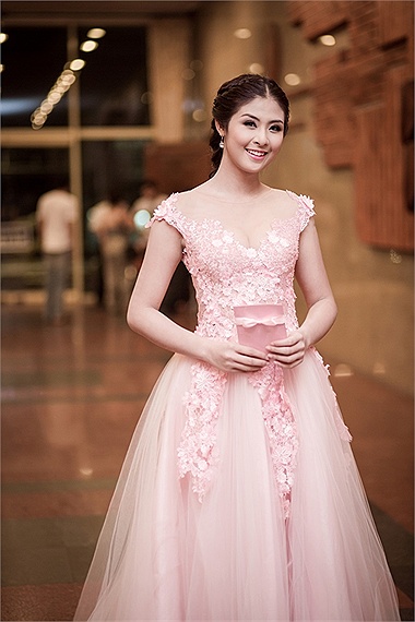 Cô cũng ngày càng hoàn thiện hình ảnh hơn với gu thời trang tinh tế.