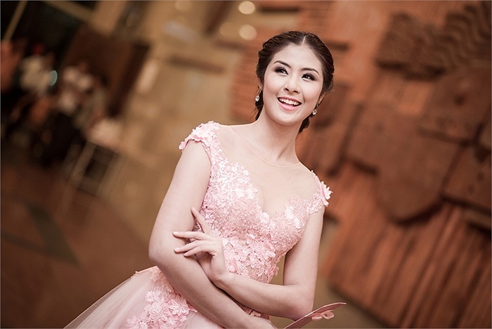 Cùng ngắm những hình ảnh Ngọc Hân đẹp lạ với nước da trắng sứ, đang là trào lưu của các mỹ nhân Việt.