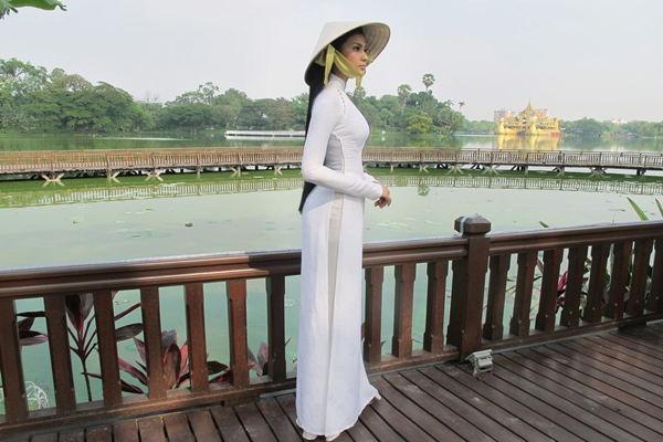 Trương Thị May vừa có chuyến hành hương tại đất Phật Myanmar. Dịp này, Á hậu các dân tộc Việt Nam 2007 thực hiện bộ ảnh mới.