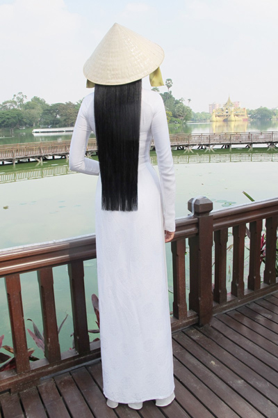 Hình ảnh người đẹp Việt mặc áo dài trắng, đội nón lá với mái tóc dài đen nhánh để lại nhiều ấn tượng tốt với người dân bản địa.