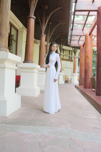 Với Trương Thị May, áo dài là lựa chọn hàng đầu trong những sự kiện quan trọng. Cô chia sẻ, những bộ áo dài đẹp nhất mà cô mặc đều do chính mẹ của cô chọn lựa. Mẹ cũng là người định hướng cho cô sống đẹp, làm việc thiện, có ích cho cộng đồng.