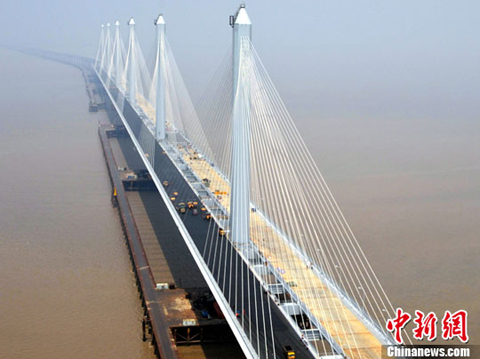 Cầu dây văng qua biển dài nhất và rộng nhất thế giới của Trung Quốc. Ảnh: Chinanews