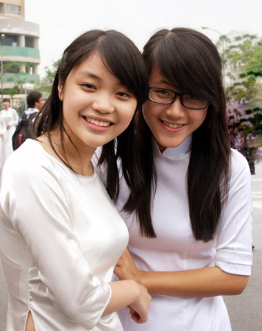 Ngoài ĐH Pennsylvania, Kim Anh (bên trái) còn được 11 trường đại học hàng đầu khác của Mỹ nhận, trong đó có Cornell University, Georgetown University, Brandeis University...