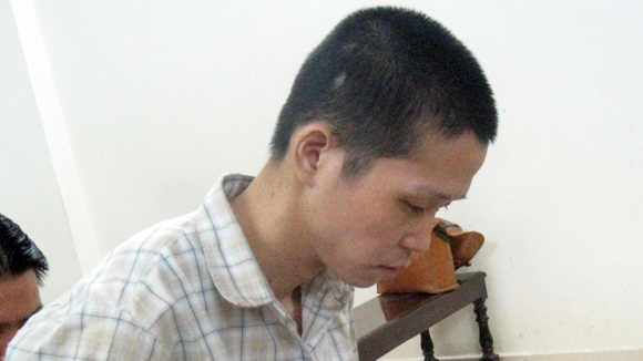 Để bảo đảm an toàn, lực lượng dẫn giải buộc phải áp dụng biện pháp khóa tay phía sau đối với Lưu Mạnh Thắng