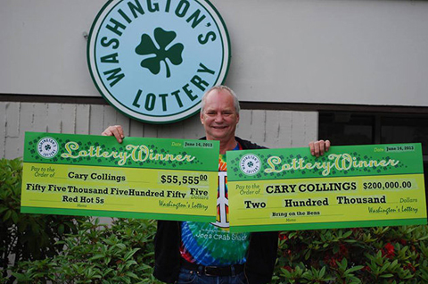 Cary Collings tạo dáng bên hai giải thưởng. Ảnh: Facebook