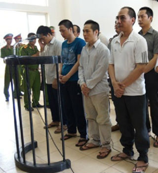 Dương Hoàng Dũng (ngoài cùng bên phải) và đồng bọn trước vành móng ngựa