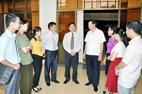 Đồng chí Nguyễn Đức Long, Phó Bí thư Tỉnh ủy, Chủ tịch HĐND tỉnh tâm sự với các thế hệ người làm báo trong tỉnh. Ảnh: Đỗ Phương