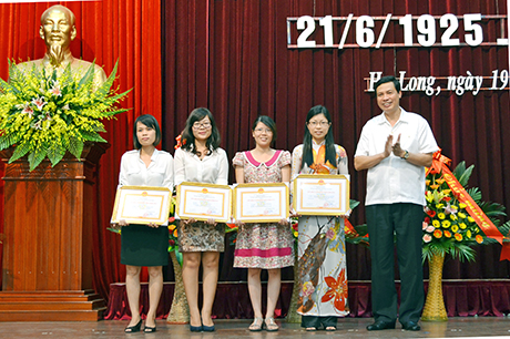 Đồng chí Nguyễn Đức Long, Phó Bí thư Tỉnh ủy, Chủ tịch HĐND tỉnh tặng bằng khen của UBND tỉnh cho các tác giả, nhóm tác giả đoạt giải nhất Giải báo chí tỉnh năm 2012.