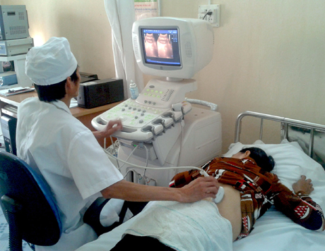 Bác sĩ siêu âm thận cho bệnh nhân tại Trạm Y tế xã Xuân Sơn (Đông Triều).