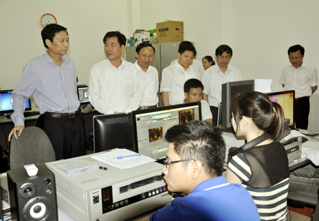 Đồng chí Nguyễn Văn Đọc, Chủ tịch UBND tỉnh tham quan cơ sở vật chất của Đài PT-TH Quảng Ninh, tháng 5-2012. Ảnh: PHAN HẰNG