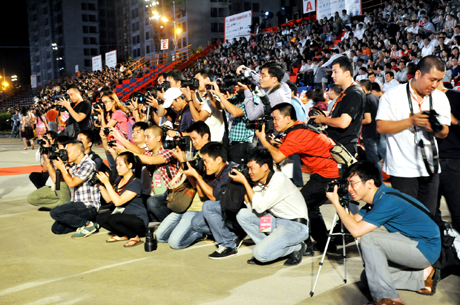 Phóng viên các cơ quan báo chí tác nghiệp tại Carnaval Hạ Long 2013. Ảnh: ĐÔ PHƯƠNG