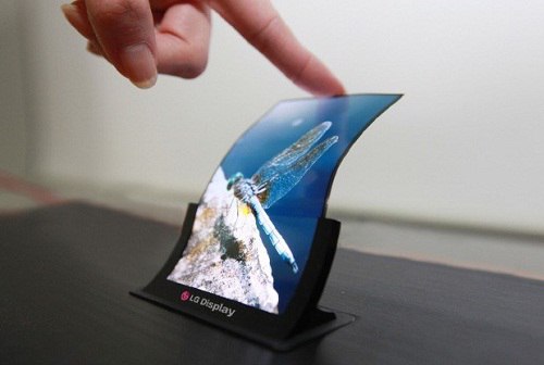 Smartphone màn hình dẻo đầu tiên dự kiến sẽ có mặt trên thị trường vào cuối năm nay. Ảnh: KoreaTimes.