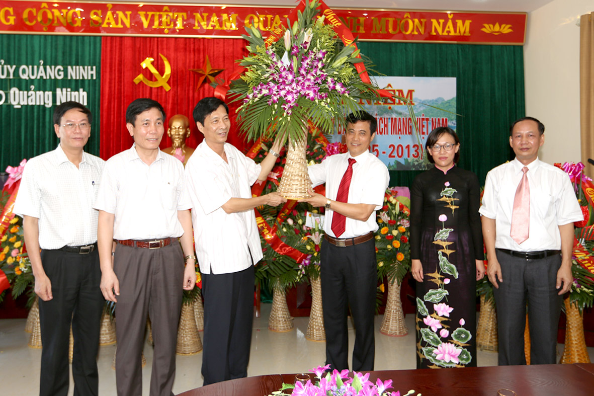 Lãnh đạo tỉnh chúc mừng các cơ quan báo chí nhân Ngày Báo chí cách mạng Việt Nam 21-6 ảnh 1