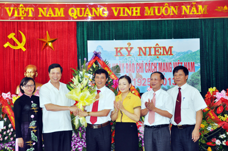 Đồng chí Nguyễn Đức Long, Phó Bí thư tỉnh ủy, Chủ tịch HĐND tỉnh tặng hoa chúc mừng Báo Quảng Ninh nhân dịp Ngày Báo chí cách mạng Việt Nam 21-6.
