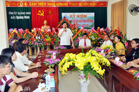 Đồng chí Nguyễn Đức Long, Phó Bí thư tỉnh ủy, Chủ tịch HĐND tỉnh trò chuyện với các bộ biên tập viên, phóng viên, nhân viên Báo Quảng Ninh..