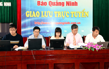 Phóng viên Báo Quảng Ninh điện tử cùng các vị khách mời tham gia giao lưu trực tuyến. Ảnh: Khánh Giang