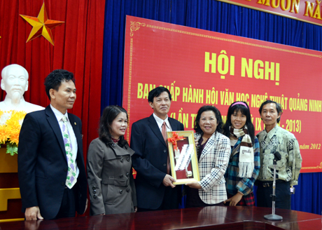 Cán bộ Hội VHNT tỉnh và Báo Hạ Long giao lưu với các nghệ sĩ Nhiếp ảnh và Mỹ thuật Lào. Ảnh: Phạm Học