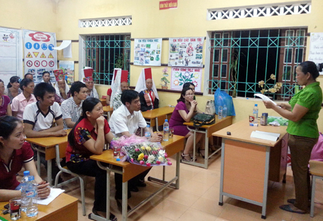 Lễ khai giảng lớp xóa mù chữ ở thôn Bình Sơn diễn ra đơn giản nhưng trang trọng...