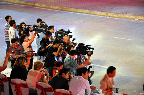 Phóng viên báo chí tác nghiệp tại Carnaval Hạ Long 2013.