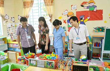 Đoàn liên ngành của tỉnh kiểm tra phổ cập giáo dục mầm non cho trẻ 5 tuổi tại huyện Hải Hà.