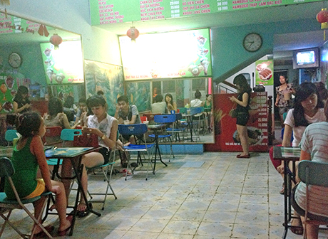 Trà sữa vẫn là món khoái khẩu với nhiều bạn trẻ, dù tiềm ẩn nguy cơ có chứa chất độc hại cho sức khoẻ.