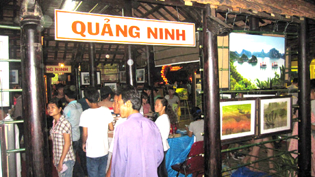 Ngay ngày đầu khai mạc đã có đông khán giả tới tham gia gian triển lãm.