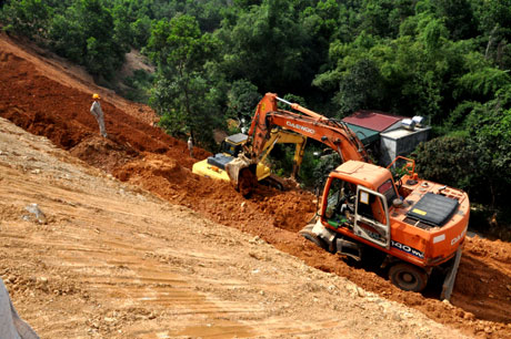 Đơn vị thi công khắc phục tình trạng sạt lở tại 