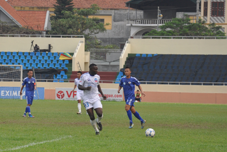 TQN (áo xanh) đã có trận hòa đáng tiếc trước Bình Định FC