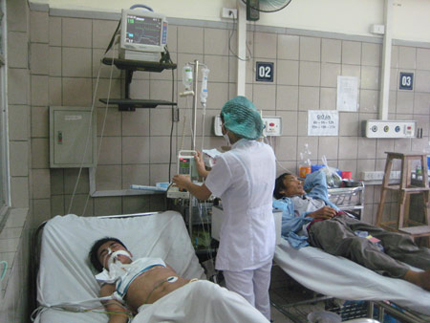 Một bệnh nhân bị hôn mê, bất tỉnh do ngộ độc rượu được điều trị tại Trung tâm Chống độc, BV Bạch Mai. Ảnh: Diệu Thiện.