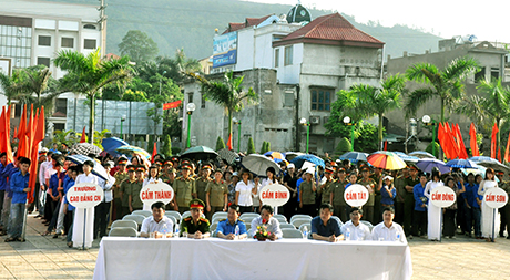 Đông đảo nhân dân TP Cẩm Phả mít tinh hưởng ứng tháng hành động phòng chống ma tuý năm 2013.