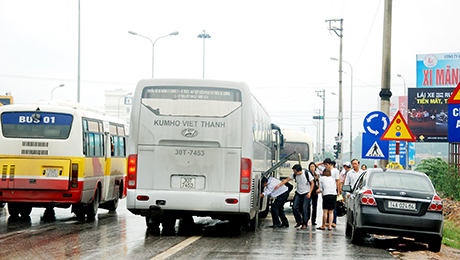 Hiện nay rất nhiều người dân có thói quen đón xe dọc đường mà không vào bến. Trong ảnh: Phương tiện vận tải đón khách tại khu vực ngã tư Ao cá, TP Hạ Long.