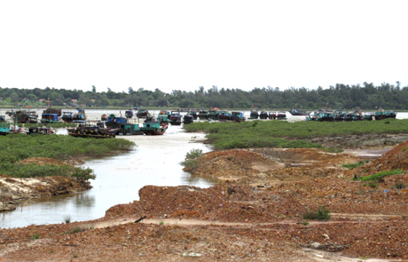 Tàu thuyền về nơi tránh trú bão an toàn.