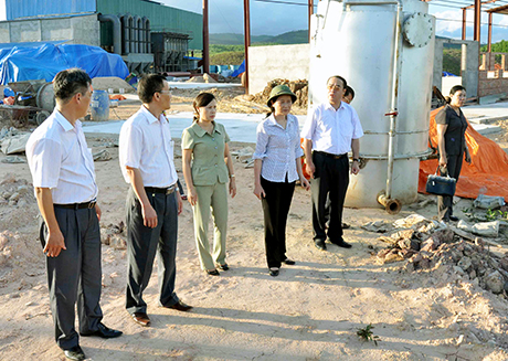 Đồng chí Đỗ Thị Hoàng, Phó Bí thư Thường trực Tỉnh uỷ, Trưởng Đoàn ĐBQH tỉnh (thứ 4, trái sang) kiểm tra thực tế công tác đầu tư xây dựng cơ bản tại TP Móng Cái. Ảnh: Tuấn Hương