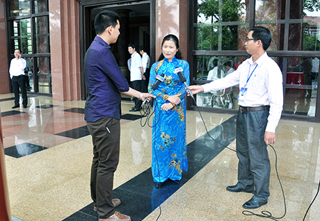 Đồng chí Đỗ Thị Hoàng, Phó Bí thư Thường trực Tỉnh uỷ, Trưởng Đoàn ĐBQH tỉnh trả lời phỏng vấn báo chí tại hành lang kỳ họp thứ 5, Quốc hội khoá XIII.