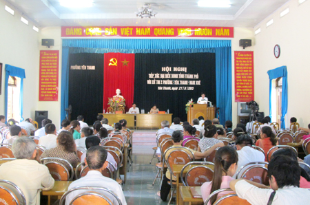 Các đại biểu tiếp xúc cử tri phường Yên Thanh và phường Nam Khê, TP Uông Bí. (Ảnh QNP)
