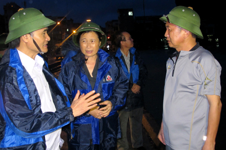  Đồng chí Đỗ Thị Hoàng, Phó Bí thư Thường trực Tỉnh ủy đã đi kiểm tra công tác phòng, chống cơn bão số 2 tại huyện Vân Đồn. (ảnh QPN)
