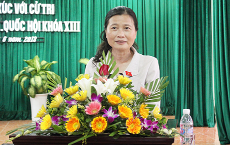 Đồng chí Đỗ Thị Hoàng, Trưởng đoàn ĐBQH tỉnh tiếp xúc cử tri tại TX Quảng Yên