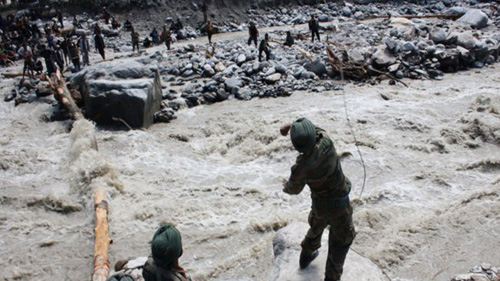 Quân đội Ấn Độ giải cứu người hành hương bị mắc kẹt ở Uttarakhand (Ảnh: Press TV)